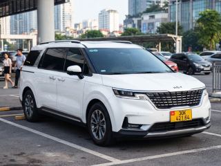 cho-thue-xe-7-cho-kia-carnival-2023-mau-trang